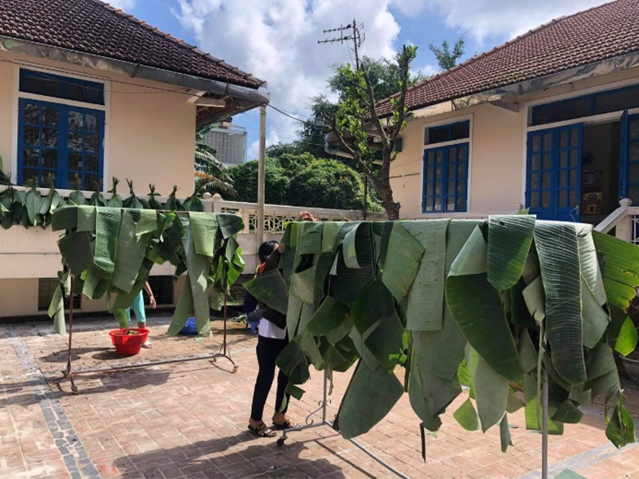 Séchage de feuilles de bananier qui serviront à envelopper des "banh chung"