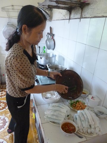 Co Hanh préparant le repas
