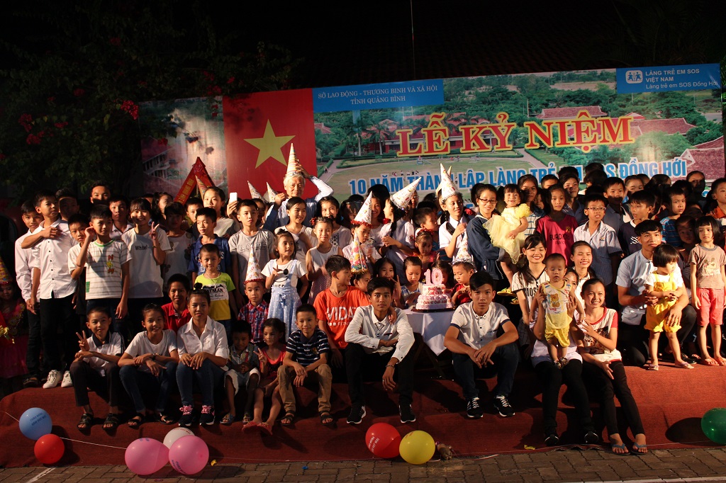 Les enfants du Village de Dong Hoi se rassemblent pour une séance de photos-souvenirs de l'événement