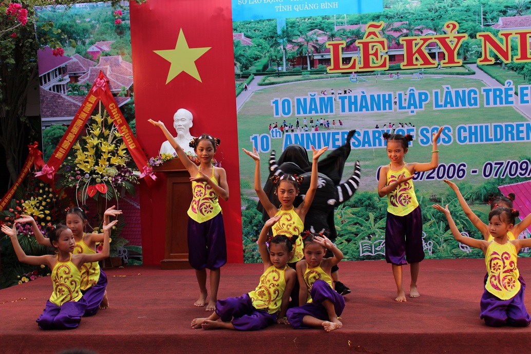 Spectacle de danse présenté par des enfants du village