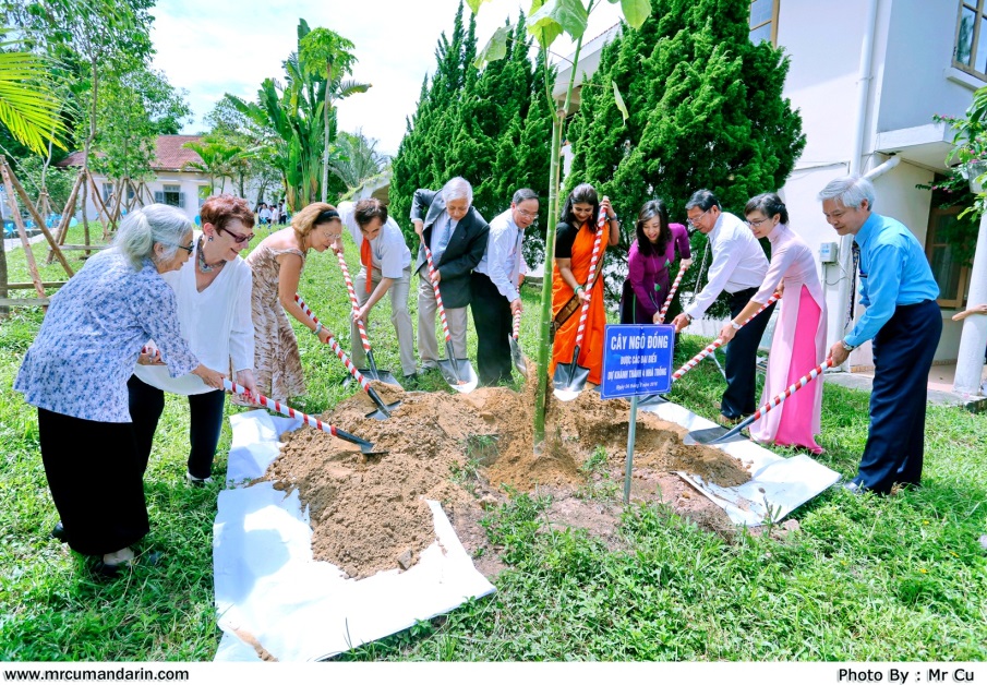 Les invités plantent l’arbre du souvenir au Village