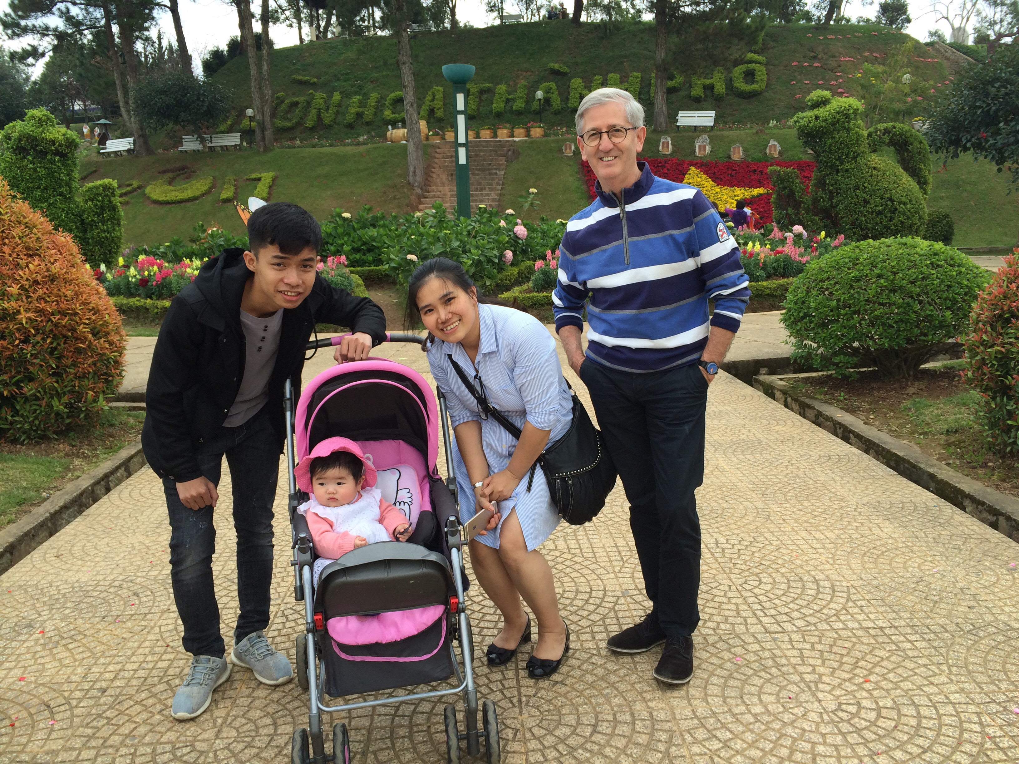 Michel Delpech avec sa filleule Kim-Hue, le bébé de Kim-Hue et son filleul Phê