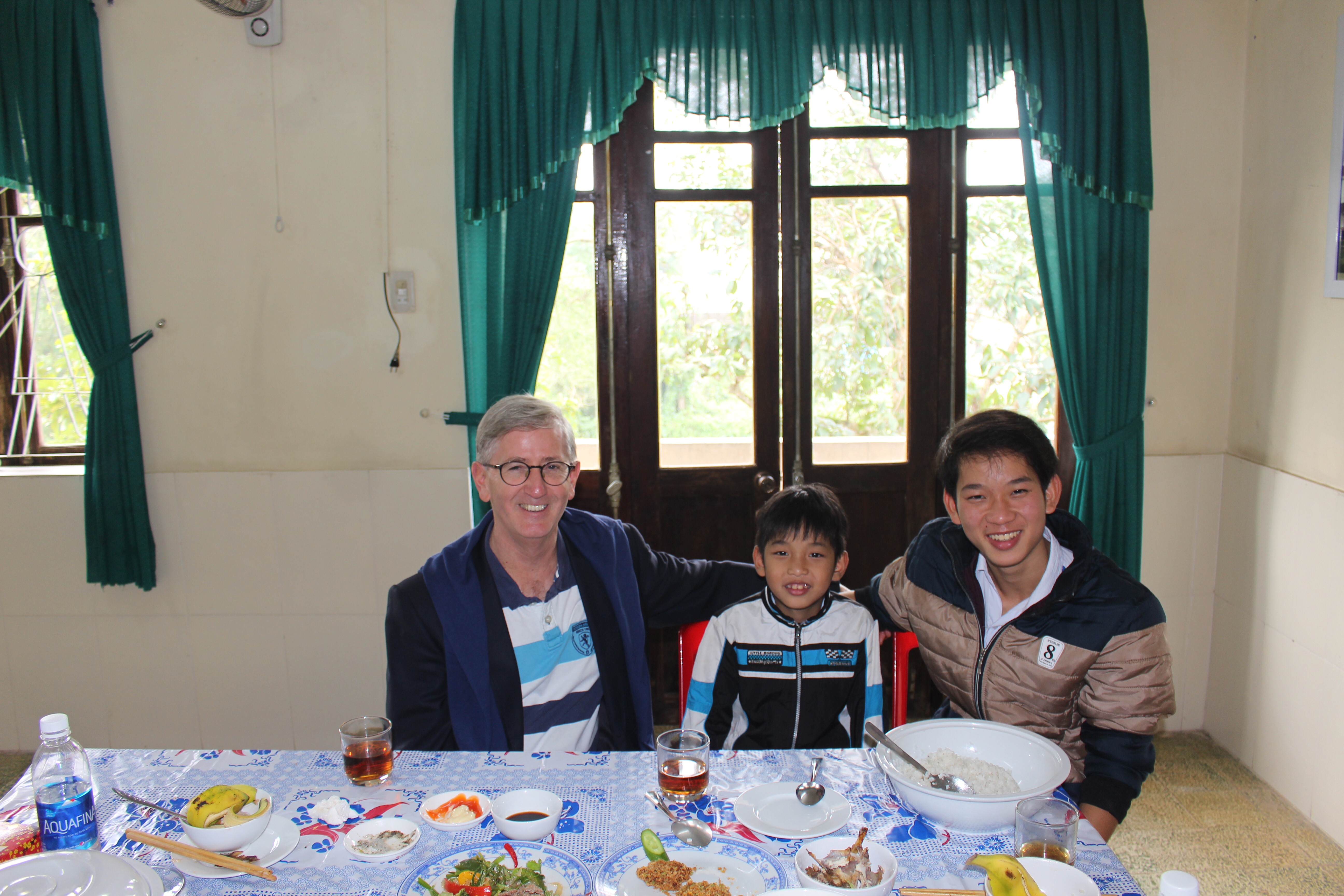 Michel Delpech au village de Hué avec son filleul Thang et le petit frère de Thang