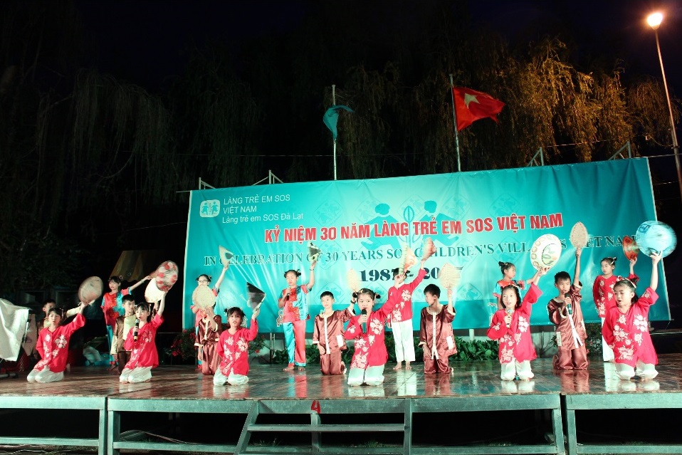 Spectacle de danse de Noel des Enfants du Village SOS de Dalat