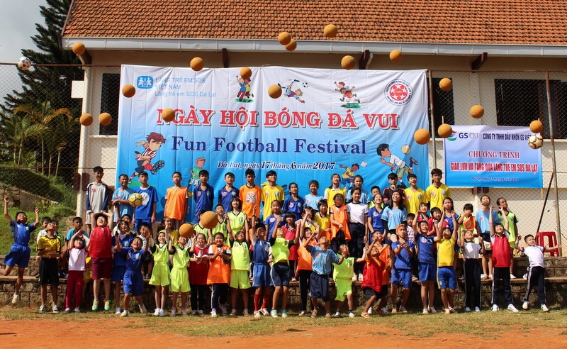 Les enfants de Dalat du club «  Football pour tous »